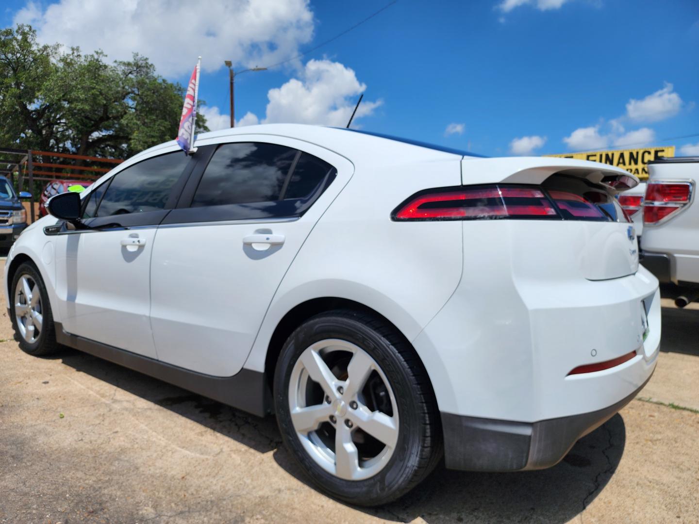 2015 WHITE Chevrolet Volt (1G1RA6E45FU) with an ELECTRIC engine, Continuously Variable Transmission transmission, located at 2660 S.Garland Avenue, Garland, TX, 75041, (469) 298-3118, 32.885551, -96.655602 - Welcome to DallasAutos4Less, one of the Premier BUY HERE PAY HERE Dealers in the North Dallas Area. We specialize in financing to people with NO CREDIT or BAD CREDIT. We need proof of income, proof of residence, and a ID. Come buy your new car from us today!! This is a very well cared for 2015 Ch - Photo#5